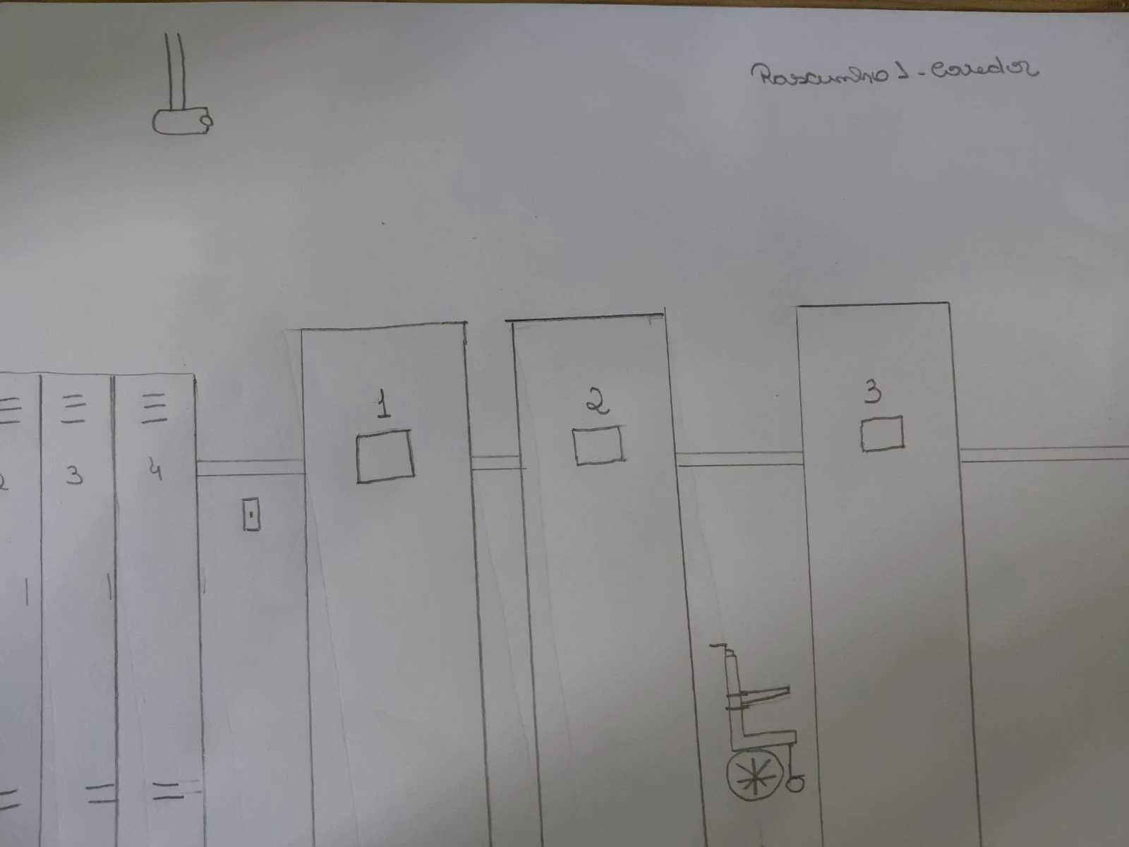 Rascunho 1 do corredor, a lápis: armários numerados, três portas com placas e uma cadeira de rodas.