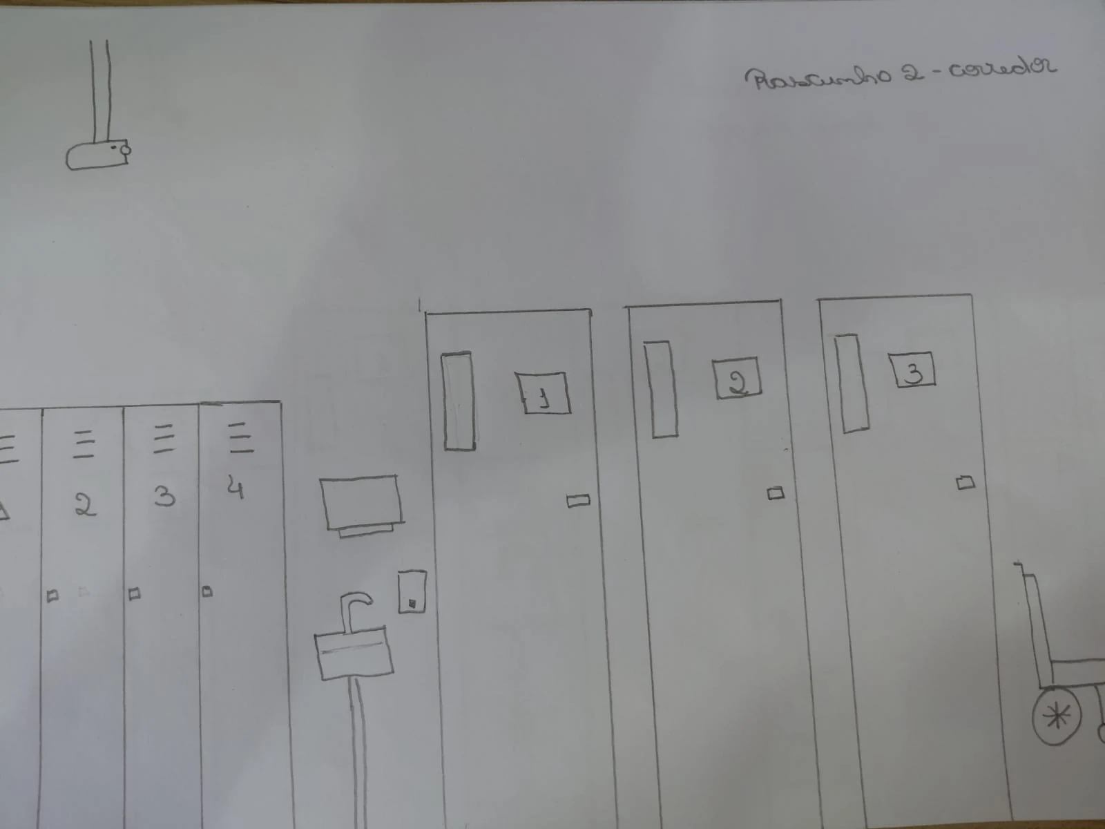 Rascunho 2 do corredor, a lápis: armários, uma pia com quadro na parede, três portas com visor e placa.