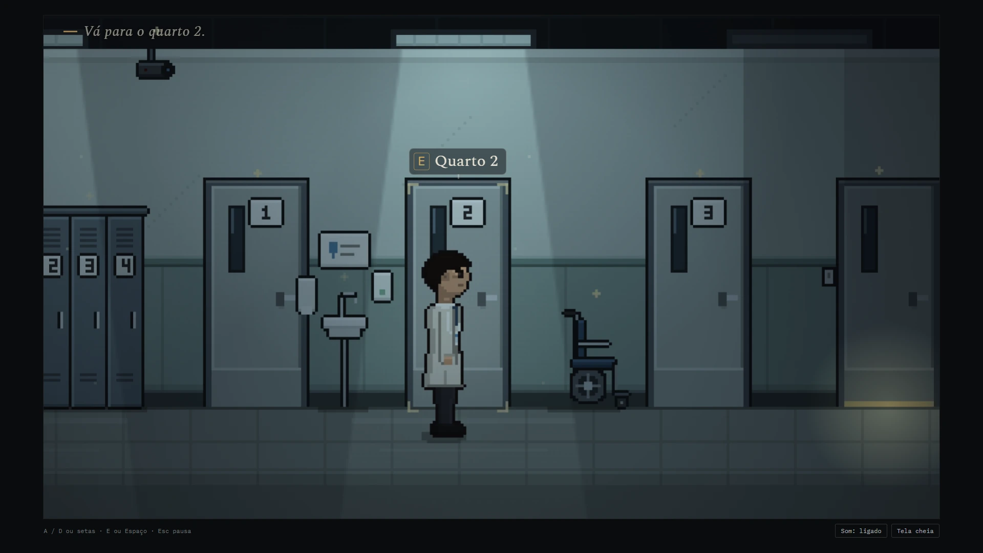Corredor do hospital em Paciente 113, versão final no jogo: personagem de jaleco diante da porta do quarto 2, com armários, pia e cadeira de rodas.